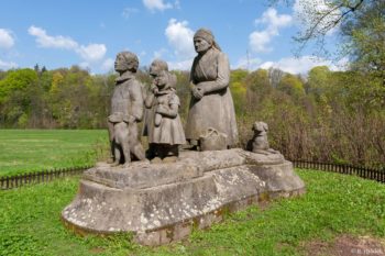 Ratibořice - socha babičky a dětí